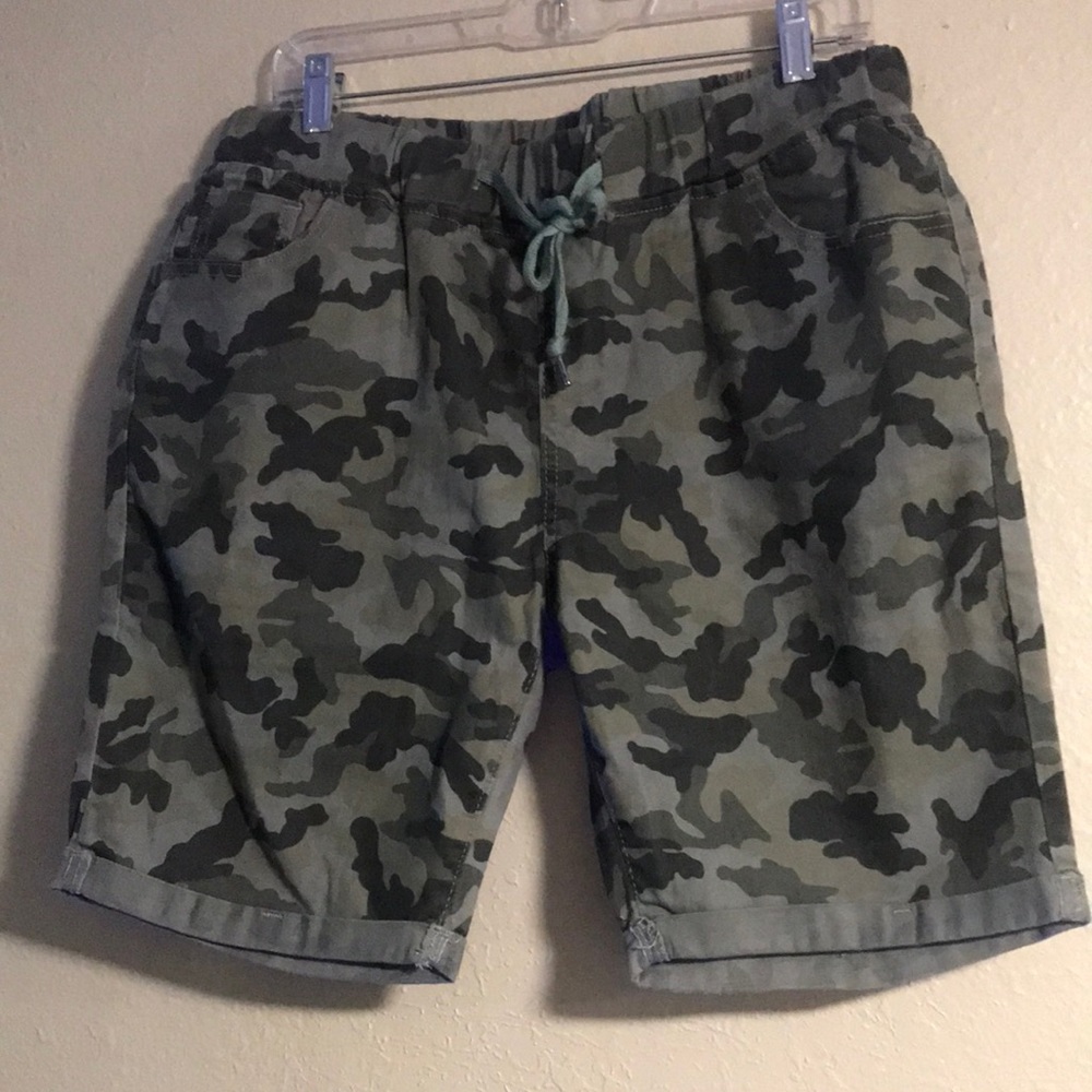 Womens Camouflaged Denim Cargo Cuff Shorts